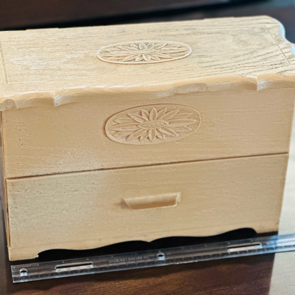 Lerner Plastic Faux Wood Box‎